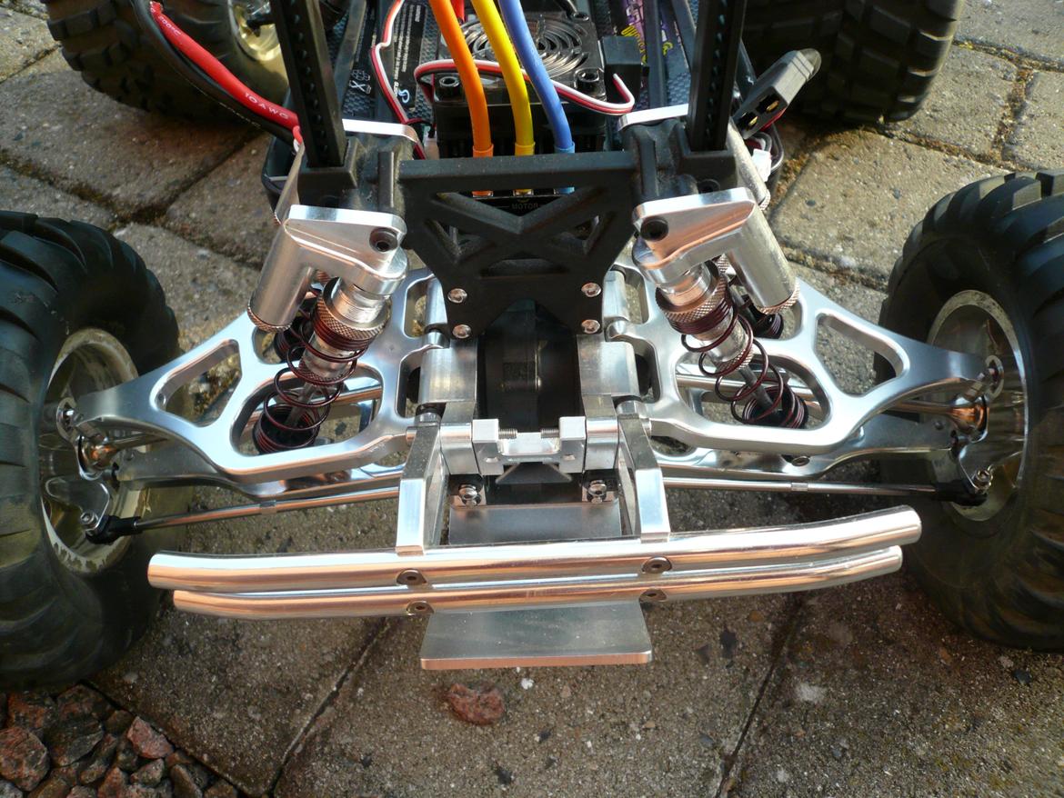 Bil Traxxas E-Maxx "Black Widow" - På dæmperne skulle der have været monteret røde "springs" for at den røde tråd, dvs. den røde farve som er på "black widow" edderkoppen, men det vente. Umiddelbart var det nærliggende at benytte standard, men de er for bløde.  billede 11