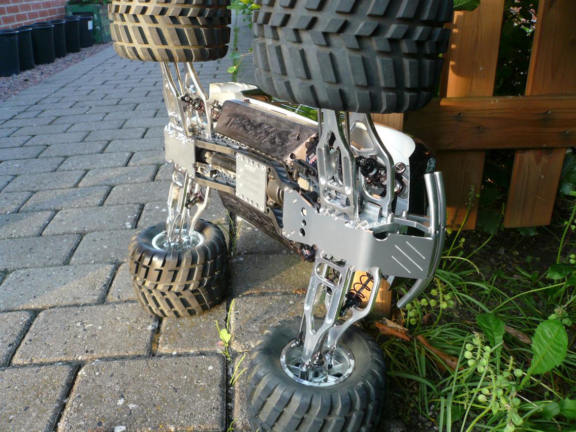 Bil Traxxas E-Maxx "Black Widow" billede 15