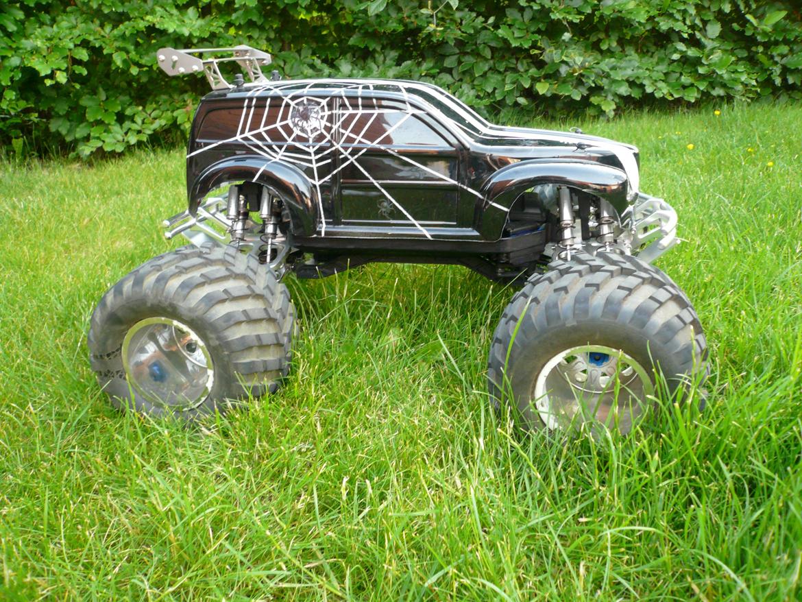 Bil Traxxas E-Maxx "Black Widow" - Vingen på taget har som udgangspunkt ingen funktion, udover at den gør at hjulene ikke visuelt virker for store til bilen. billede 18