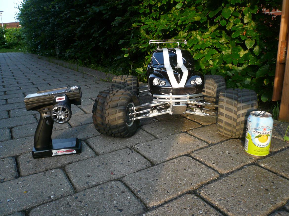 Bil Traxxas E-Maxx "Black Widow" - Dåsen til højre er til at give en fornemmelse af størrelsen på bilen. billede 19