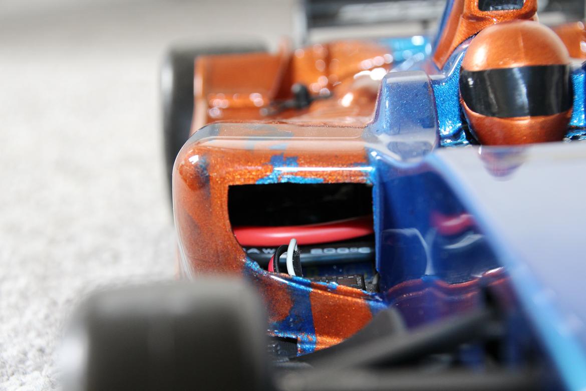 Bil HPI Formula Ten - huller skåret så der kan komme luft til maskineriet, der monteres sort gitter så snart jeg finder noget af tilfredsstillende kvalitet billede 7