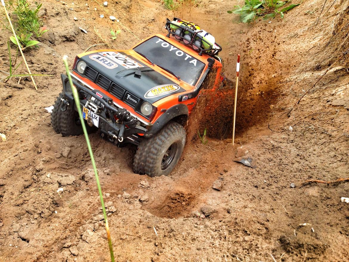 Off-Roader Axial SCX-10 Hilux "Truck Norris" billede 1