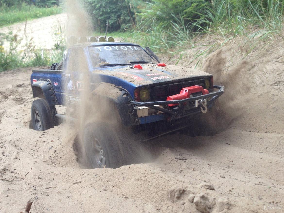Off-Roader Axial SCX-10 Hilux "Den Onde Toyota I" billede 1
