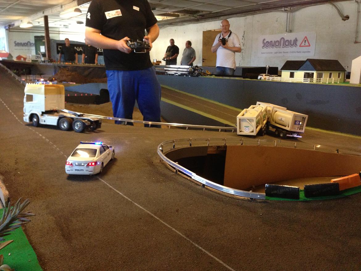 Bil Toyota Camry Patruljevogn - Endnu et uheld. En lastbil tabte sine trailere... billede 15