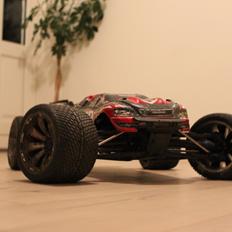 Off-Roader Traxxas E-REVO Brushless edition *Hunden*