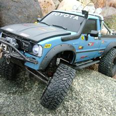 Off-Roader Axial SCX-10 Toyota Hilux