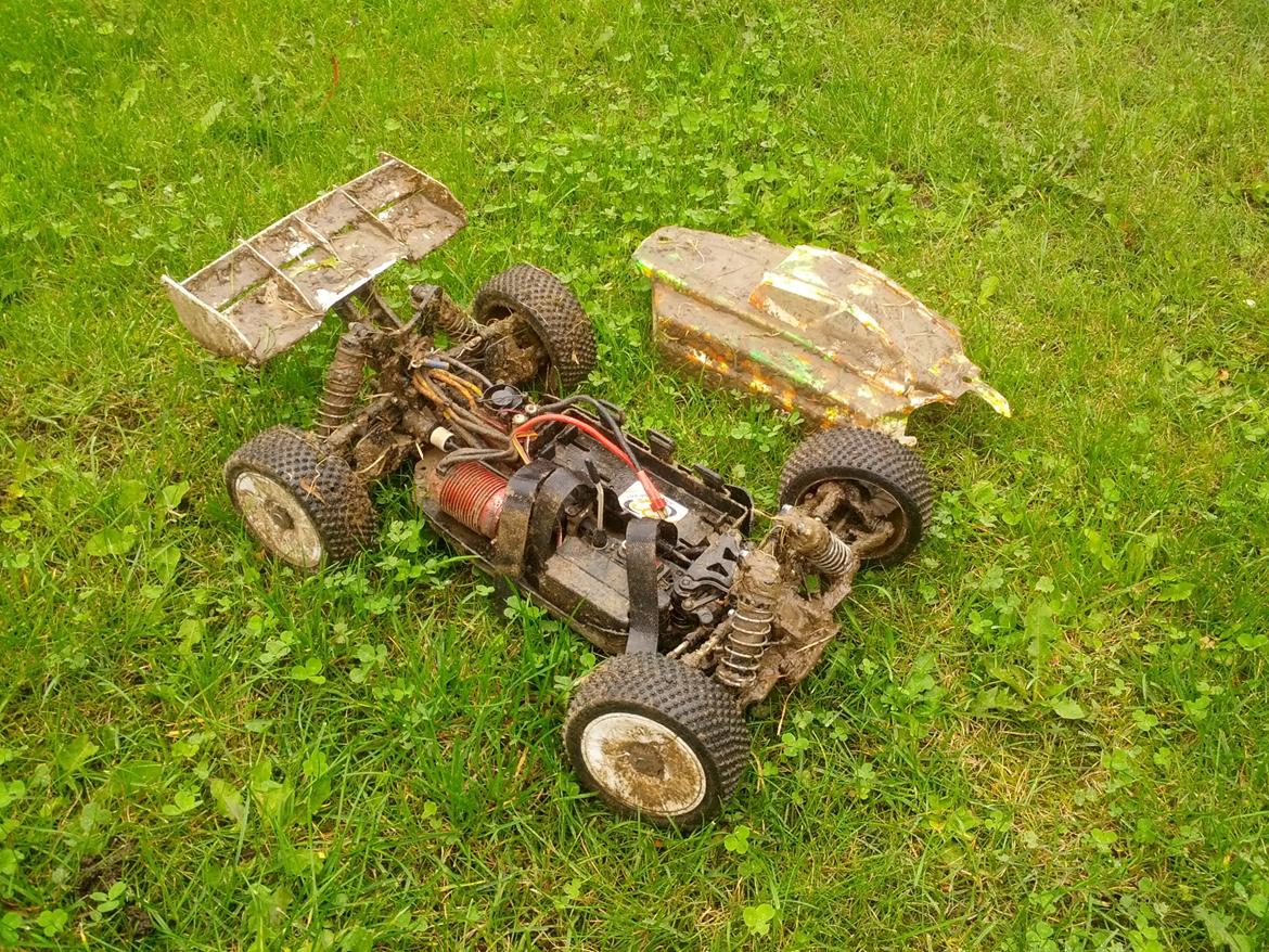Buggy Agama A8 EVO-E - Beskidt efter træning på skive banen :-) billede 30