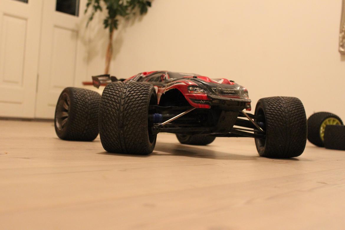Off-Roader Traxxas E-REVO Brushless edition *Hunden* billede 1