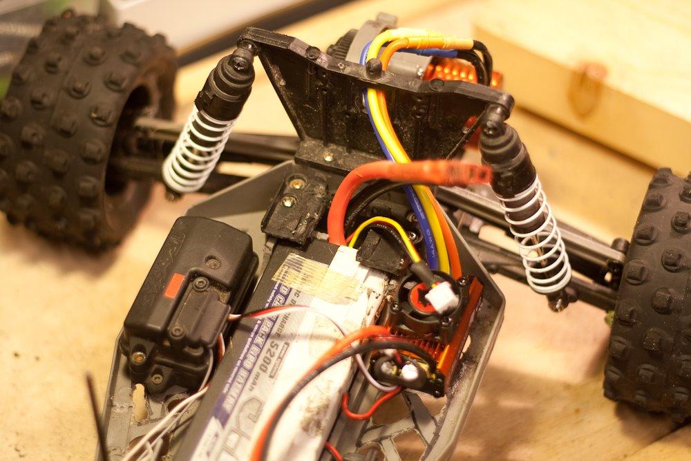 Truck Traxxas Rustler - kom med et bud :-) - måtte have min dremel wannabee frem og skære lidt til for at få plads til ledningerne. billede 14