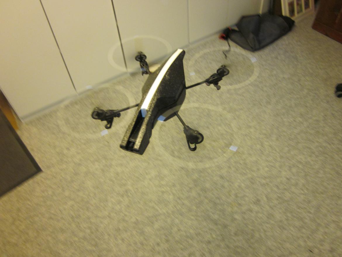 Multirotor Parrot AR Drone 2.0 - her kan man se tapen på propellerne billede 5