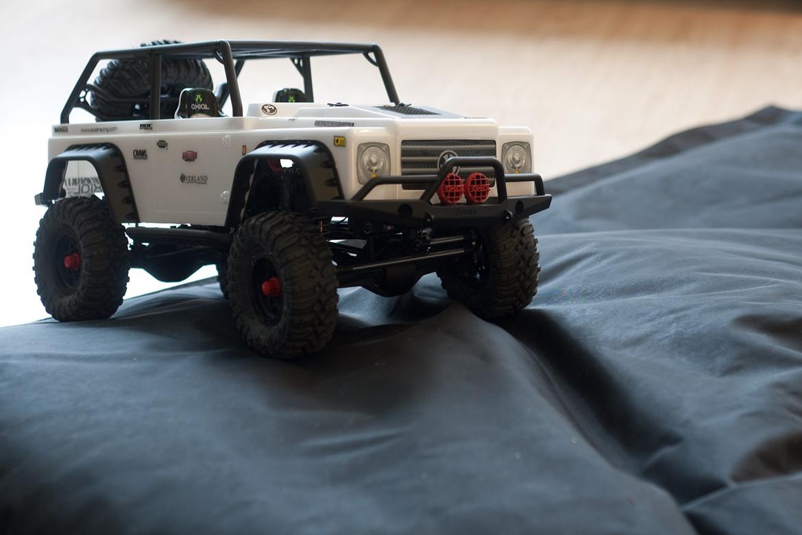 Off-Roader Axial SCX-10 Dingo - er malet lidt røde highlights på bilen. billede 3