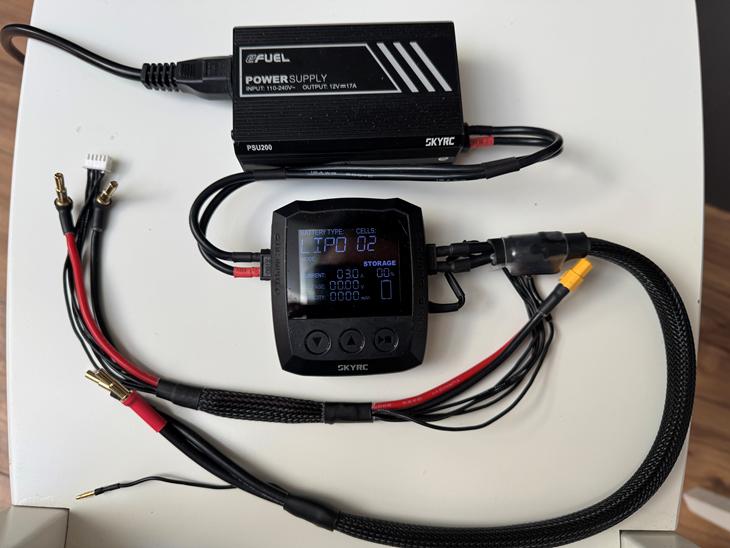 SkyRC B6 Nano LiPo lader + eFuel 12V 17A mini strømforsyning samt taske BUNDLE billede 0