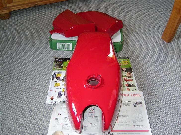 Suzuki Dm50 Samurai Projekt - Så fik tank og skjolde sidste lag lak. billede 58