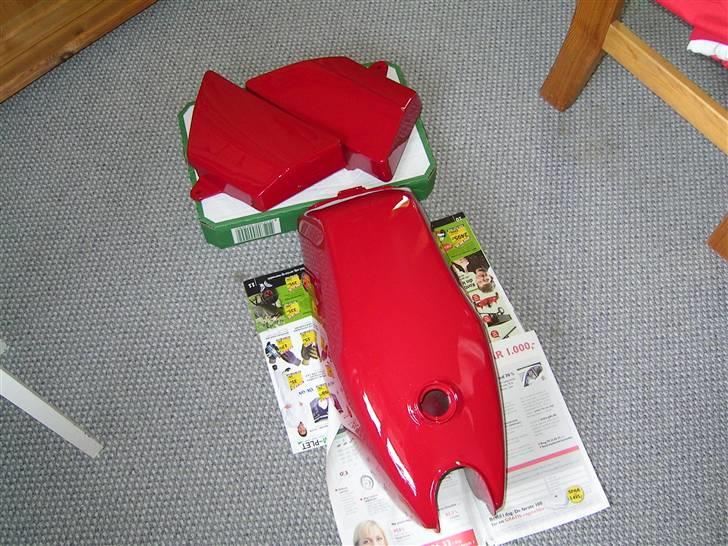 Suzuki Dm50 Samurai Projekt - Så fik tank og skjolde sidste lag lak. billede 59