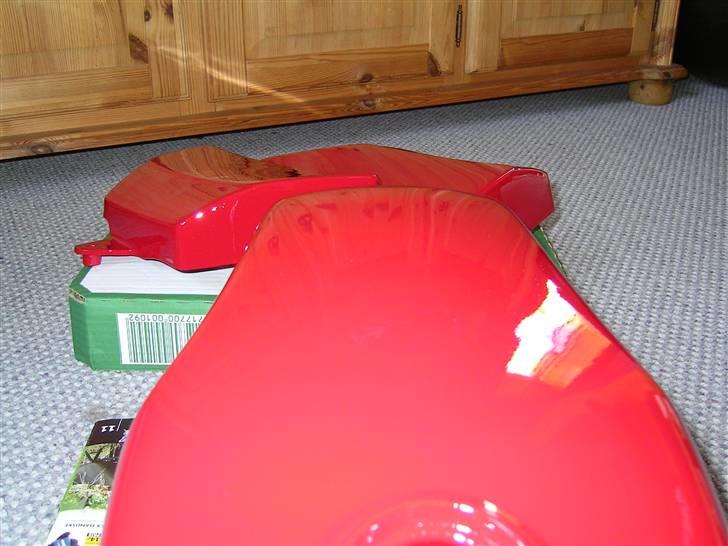 Suzuki Dm50 Samurai Projekt - Så fik tank og skjolde sidste lag lak. billede 60