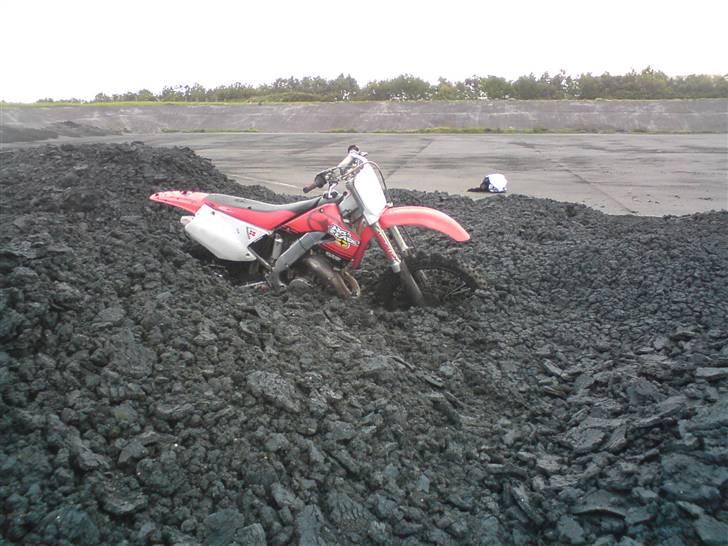 Nye dele til min crosser - Mig og thomas var et rensningsanlæg hvor jeg kom til at køre et forkert sted ´:D:D billede 12