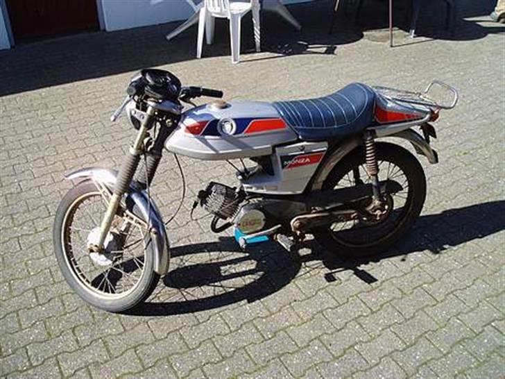 Puch Grand Prix & Monza modeller i DK. - Monza N-SL2, Type 2.
Endnu en Monza,som er kraftigt begrænset af de nyindførte begrænsninger.

Farve: Sølv eller Rød (samme røde som Juvél)

Kendetegn: "anderumpe" i plast, ny type motorblok, ellers mage til den første 2 gears model. billede 11