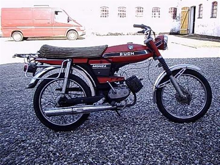 Puch Grand Prix & Monza modeller i DK. - Monza N-L "Grand Prix"
Salget af Grand Prix knallerterne gik ikke længere så godt, og og i 1978 blev der så lanceret en ny knallert, dem vi kender som "Monza" Den første af de nye knallerter var en billig udgave, men folk var alligevel begejstret.

Farve: Rødbronze.

Kendetegn: ingen blinklys, ingen sidespejl, ingen instrumentbord, ingen bøgle på sadlen, kun enkeltspeedometer, som på den skrabede Grand Prix. Ny stor tank, stor forlygte (130mm).

(Den på billedet mangler speedometer, baglygten er forkert monteret, og så er sædebetrækket uoriginalt) billede 5