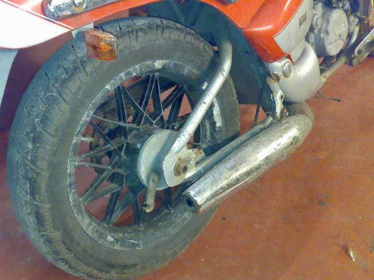 Styling & Tuning - Aprilia Classic - Totalt irret Alu bagfælg, malingen kan trækkes af billede 6