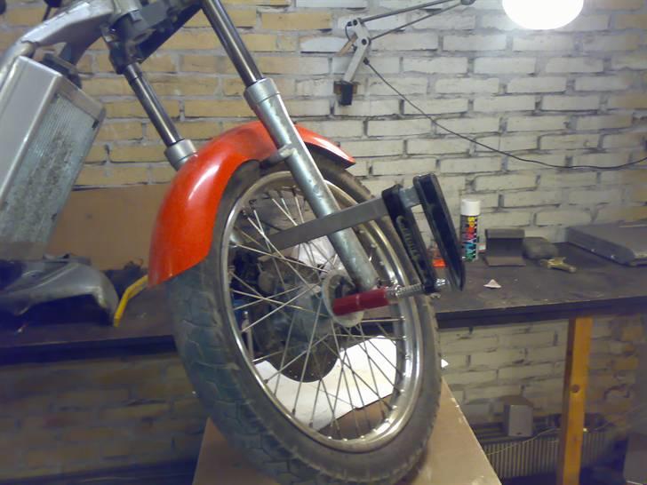 Styling & Tuning - Aprilia Classic - Krogene i loftet kunne ikke holde den, så måtte den jo på bordet og ha nødbremser ;) billede 21