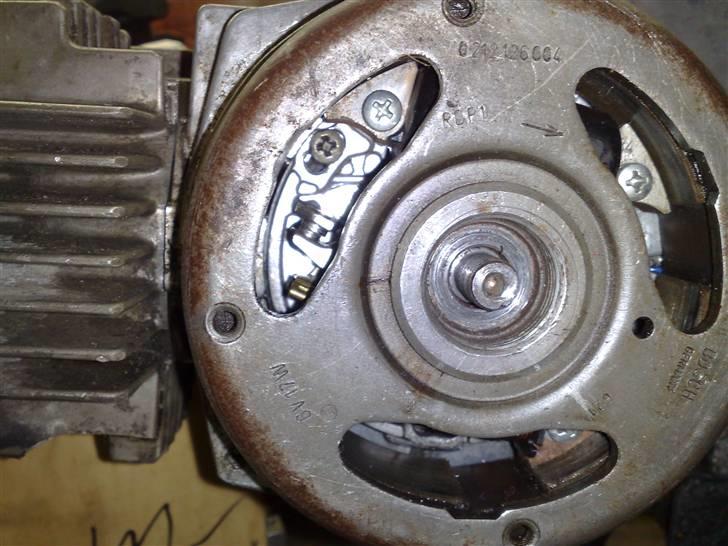 Justering af tænding på en puch maxi - 2 her kan du se at platiner eller kontakter er lukket billede 2