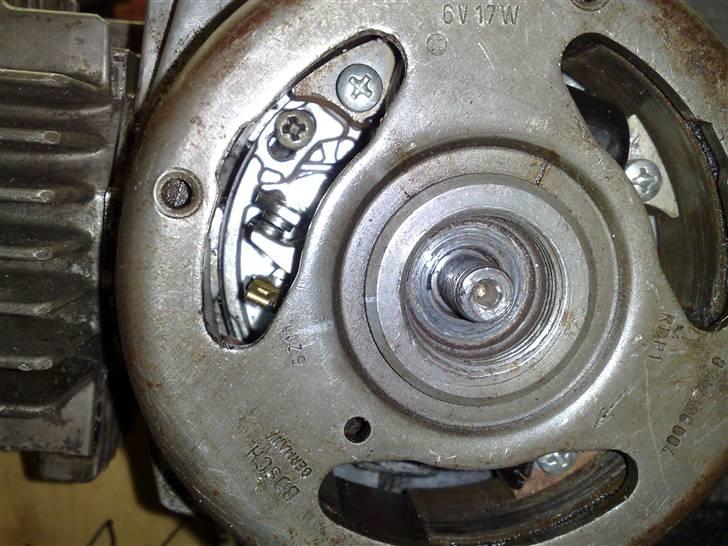 Justering af tænding på en puch maxi - 3 her kan du se de er åbne fordi man har drejet svinghjulet.her er det så når du drejer på den svinghjul så åbner og lukker de platiner,og når du kan se at de åbner mest der skal du justere med et søgerblad,det kommer længer nede billede 3