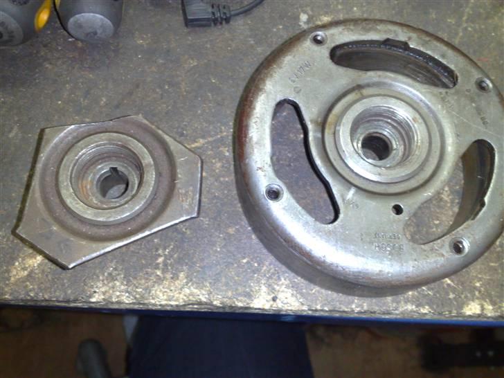 Justering af tænding på en puch maxi - 4 lige en smart ting som jeg har gjort for at gøre det nemmer,altså hvis man har en extre svinghjul til maxi,så har jeg så skåret magneten af som i kan se,det gør det meget nemmer og justere platiner og så også kunne dreje på ankerpladen,faktisk et spisialværktøj billede 4