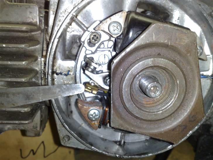 Justering af tænding på en puch maxi - 5 det er så et søgerblad og den skal også være pinlig rent ellers resiker du og brænde platiner af, puch har mål 035 til 045 og fordi man siger det er simpelhend fordi at der er en misvisning på 0,10 til nøjagtig justering,det er der så nogle der ikke vil give mig ret i,men der er så min erfaring billede 5