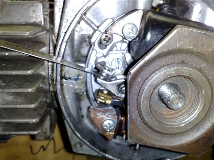 Justering af tænding på en puch maxi - 6 Søgerblad skal ind i mellemen platiner som du kan se her billede 6