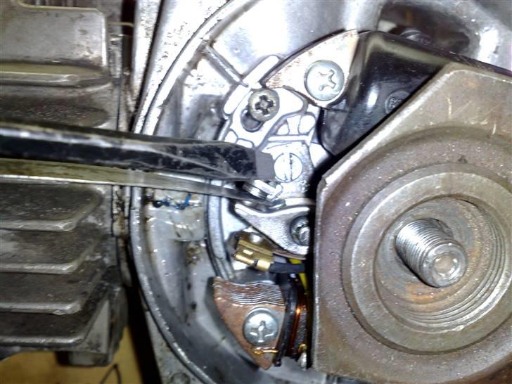 Justering af tænding på en puch maxi - 7 den skruge der skal du løsne lidt ikke helt billede 7