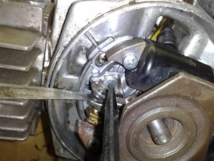 Justering af tænding på en puch maxi - 8 den skruge der skal du løsne lidt ikke helt billede 8