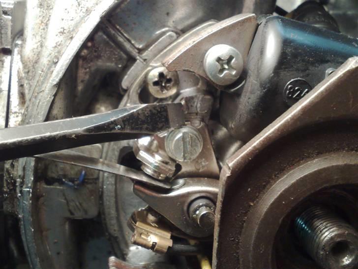 Justering af tænding på en puch maxi - 10 den rille der skal skrugetrækkeren ind i billede 10