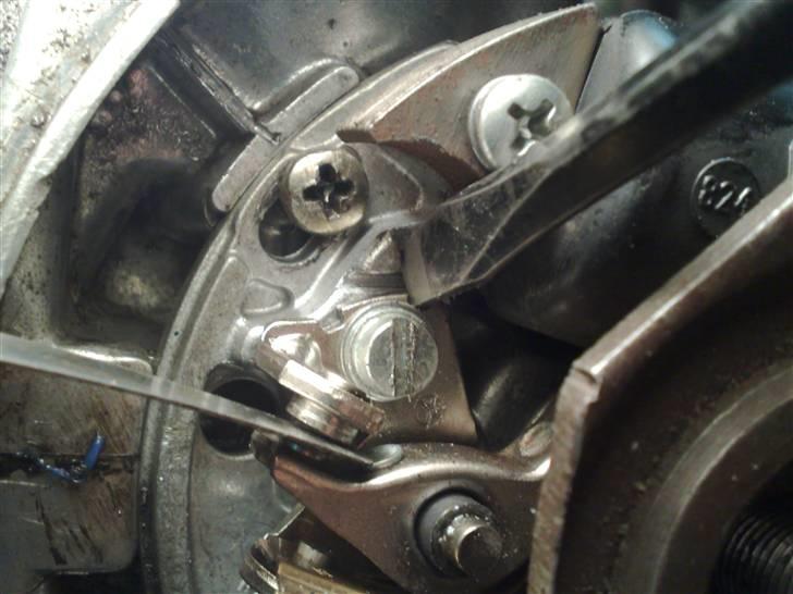 Justering af tænding på en puch maxi - 11 drejer du skrugertrækkeren til højer så strammer platiner over søgerbladet.venstre løsner den,platiner skal lige akurat lige slippe søgerblad så passer den afstand næsten helt,den skal kunne starte nu,men ikke færdig justeret billede 11