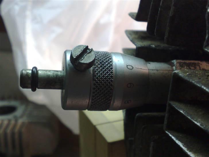 Justering af tænding på en puch maxi - 12 det her er er så en mikrometer,skrugen skal være løsnet så den pild kan bevæge sig uden modstant den trykker du ind mod cyl,husk mikrometeret skal være skruget helt i bund i top stykket.når du så har gjort det drejer du på svinghjul så kommer pinden helt ud,vilket betyder at stempel er helt i top billede 12