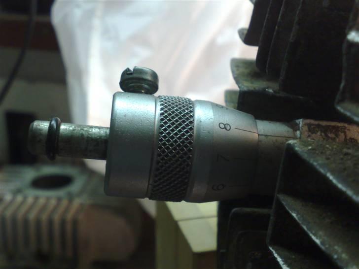 Justering af tænding på en puch maxi - 14 så drejer du den 1,8 omgang som du kan se,før jeg startet var den på 0 og så en hel og så om til 8 det er 1,8 omgan rundt,det er 1,8 før top som der står i instruktionsbogen til maxi,det er ikke det samme som puch 2/3/4 gear den kan jeg ikke lige huske nu. billede 14