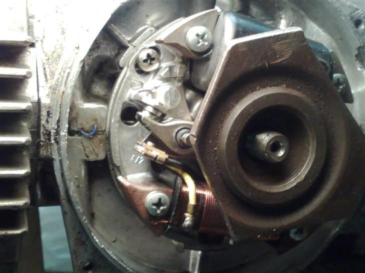 Justering af tænding på en puch maxi - 15 her når du drejer svinghjul kan du mærke at den stopper,det er så den pind der rammer stempel,lige nøjagtig der skal platinen åbne,men det er ikke til at se så du kan bruge billede 15