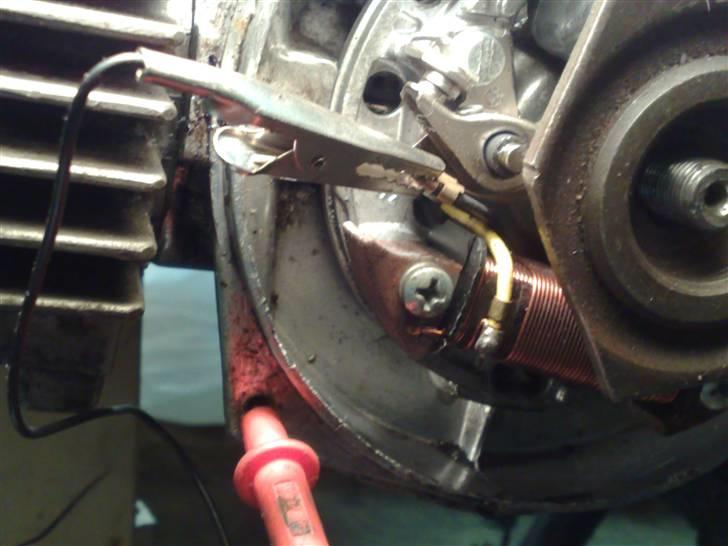 Justering af tænding på en puch maxi - 18 men sådan gør du,nu havde jeg så et krokkedillenæb det gør det så noget nemmer så kan man dreje,men hvis ikke den åbner på det tidspungt så bruger man ankerpladen til at dreje på og så åbner den.men det er som sagt ikke altid som jeg startet med at sige en misvisning 0.10,og vi siger bare du startet med at sæt den på 0,35 så kan det godt være at den skal stå på 0.45 og så igen dreje på ankerplkade så passer det 100%.denne måde gør man også når man juster tun tendinger billede 18