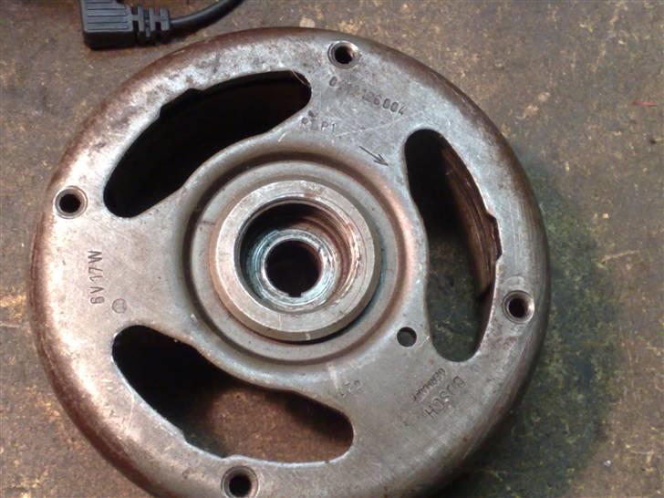 Justering af tænding på en puch maxi - 19 det her en en maxi svinghjul læg mærke til pilen den drejer højer om,det kan du også se når du trykker på kickstarteren billede 19