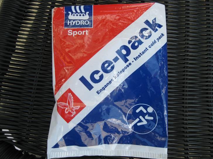 Hjemmelavet røgbomber - Først og fremmest skal du bruge en instant cold pack... De kan findes i hvilken som helst førstehjælpskasse eller på apoteket :)  OBS!! Husk at sikre jer at der er amonium nitrat i posen, for der er nogle hvor det er et andet stof som er i... Det kan læses bag på pakken.. billede 1