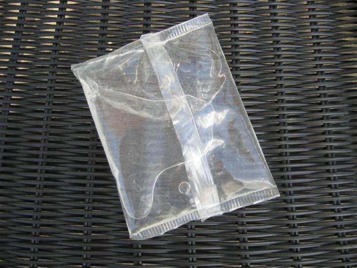 Hjemmelavet røgbomber - Hvis du åbner posen op finder du inden i, en lille pose med vand... Smid posen med vand væk.. Og tilbage i posen er der et hvidt pulver der minder om vejsalt... Det er amonium nitrat... billede 2