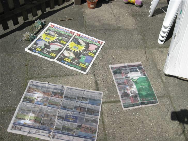 Hjemmelavet røgbomber - Find en spand og hæld amonium nitratet ned i den og tilsæt vand, indtil alt amonium nitratet er opløst... Jeg tror jeg brugte en ½ liter vand... Men dette kan variere da der ikke altid er lige meget nitrat i pakkerne...  Derefter finder du nogle aviser og putter dem ned i den opløste amonium nitrat... Aviserne skal være fuldstændig gennemvådet før du tager dem op.... Bliv ved med at gøre dette indtil der ikke er mere væske i spanden...  Læg derefter aviserne i solen så de kan tører...  OBS! Aviserne er meget skrøbelige når de er våde.... De skal ligge der til de er fuldstændig tører... Helst et  par timer i solskin.. billede 5