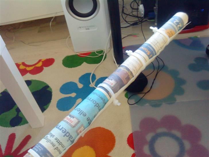 Hjemmelavet røgbomber - Når aviser er fuldstændig tøre ruller du dem samme til ruller som vist på billedet her... De skal ruller så tæt så muligt, men der SKAL være et hulrum hele vejen igennem papirrullen... Ellers vil det ikke virke så godt... Så nu tænder du bare en af enderne på rullen... Se eventuelt min film... ;)   God fornøjelse ;) 

OBS! Jeg står ikke til ansvar for nogen skader, sammenhængen med min guide! billede 6