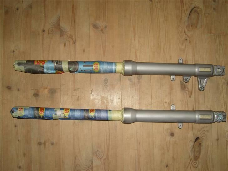 Rieju RS2 airbrush projekt - De to forgaffelben, slebet ned, tapet af, og gjort klar til lakering :-) billede 112