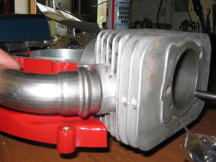 Ciao malossi MHR blok  - Uha der er plads nok til et 28mm afgangsrør.
ved ikke om jeg lave ny udstødning,eller bare skifter forrør på den gamle. billede 6