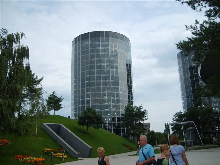 Autostadt ved Volkswagen fabrikken i Wolfsburg - De 2 bil tårne hvor der kan stå 400 biler i hvert billede 6