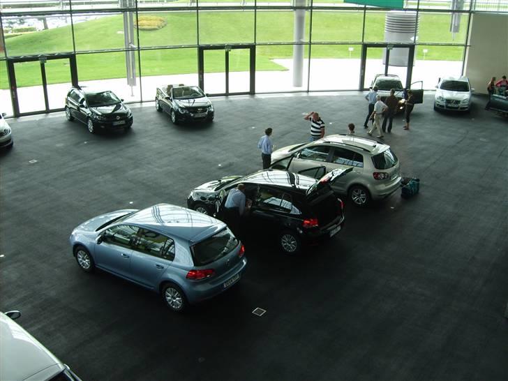 Autostadt ved Volkswagen fabrikken i Wolfsburg - Her får folk udleveret deres biler billede 11