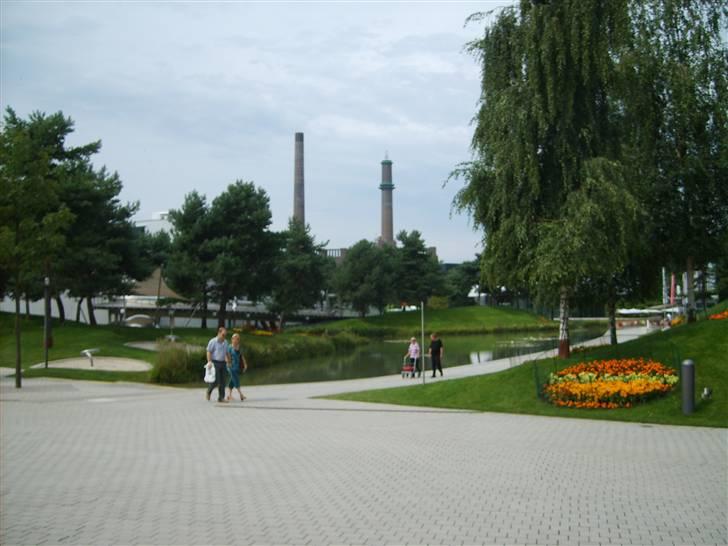 Autostadt ved Volkswagen fabrikken i Wolfsburg - Fabrikken med skorstenen i baggrunden billede 28