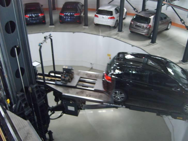 Autostadt ved Volkswagen fabrikken i Wolfsburg - Nice. derfra bliver bilen ført under jorden og hen til klargøringsdelen. billede 33