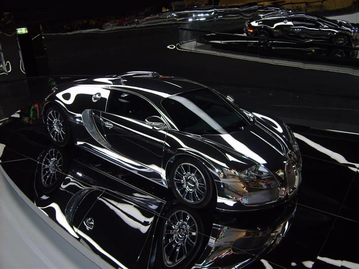 Autostadt ved Volkswagen fabrikken i Wolfsburg - Mener denne her var en Bugatti. Den var det eneste der var i det hus.. billede 91