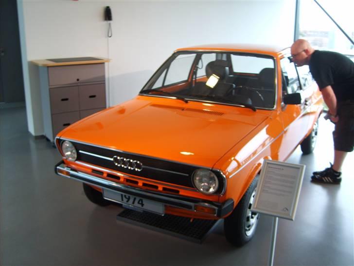 Autostadt ved Volkswagen fabrikken i Wolfsburg - Fin Audi fra 1974 billede 115